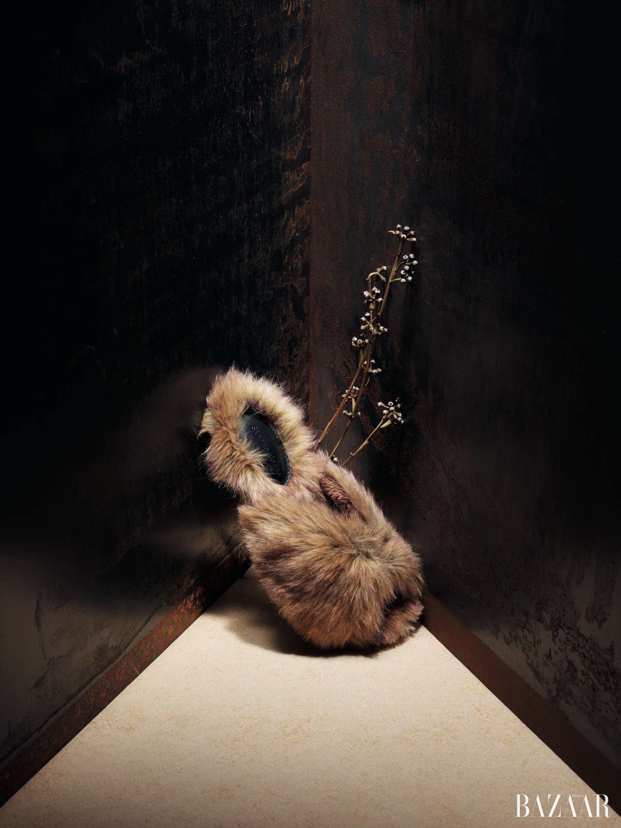 폭신하게 발을 감싸는 디자인의 에코 퍼 슬라이드는 58만원대로 Simone Rocha by Net-A-Porter 제품