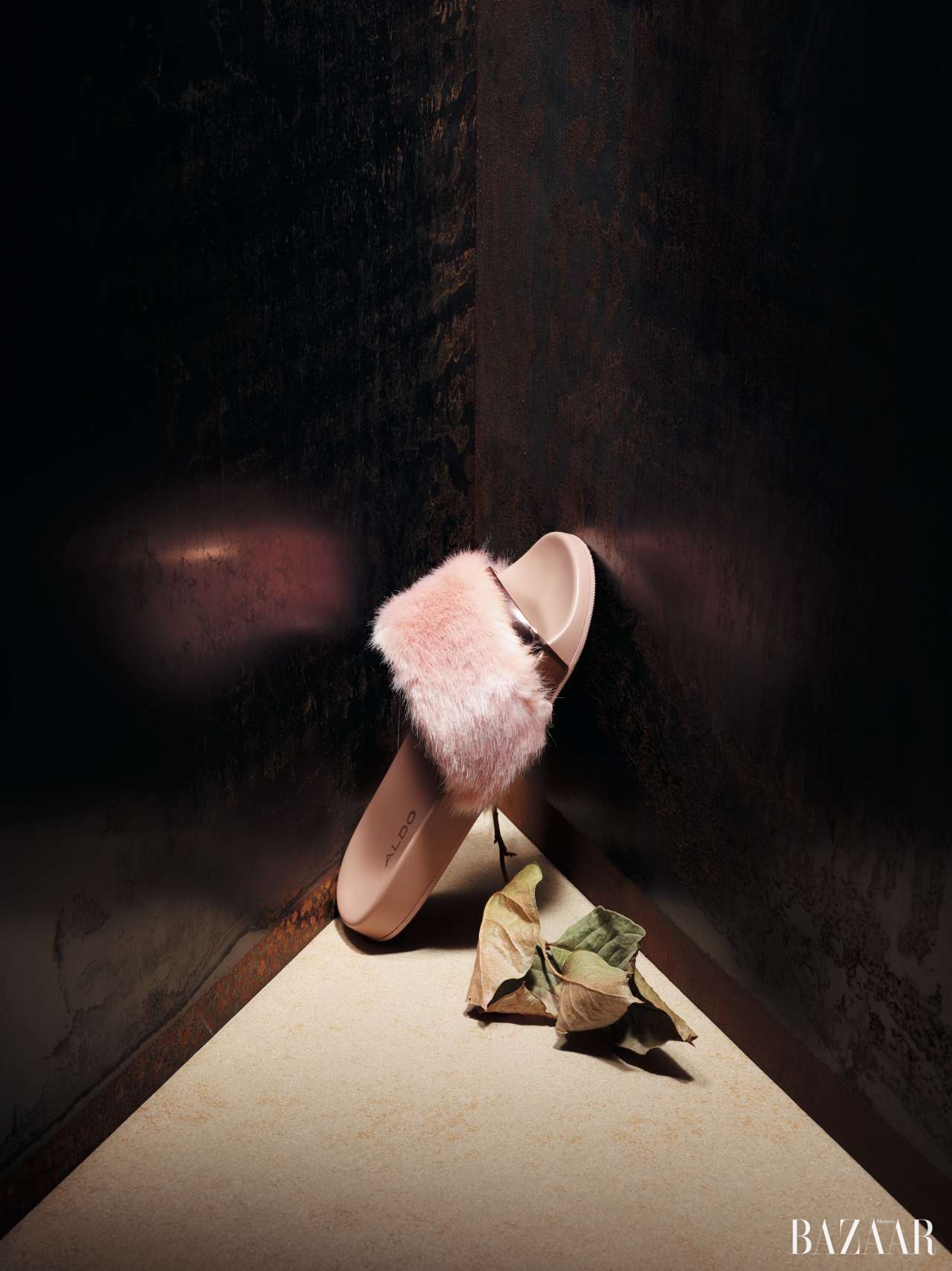 메탈릭한 스트랩에 핑크 컬러 퍼 장식이 더해진 러버 슬라이드는 가격 미정으로 Aldo