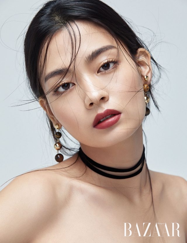 귀고리는 MIL Seoul, 초커는 Vintage Hollywood 제품.