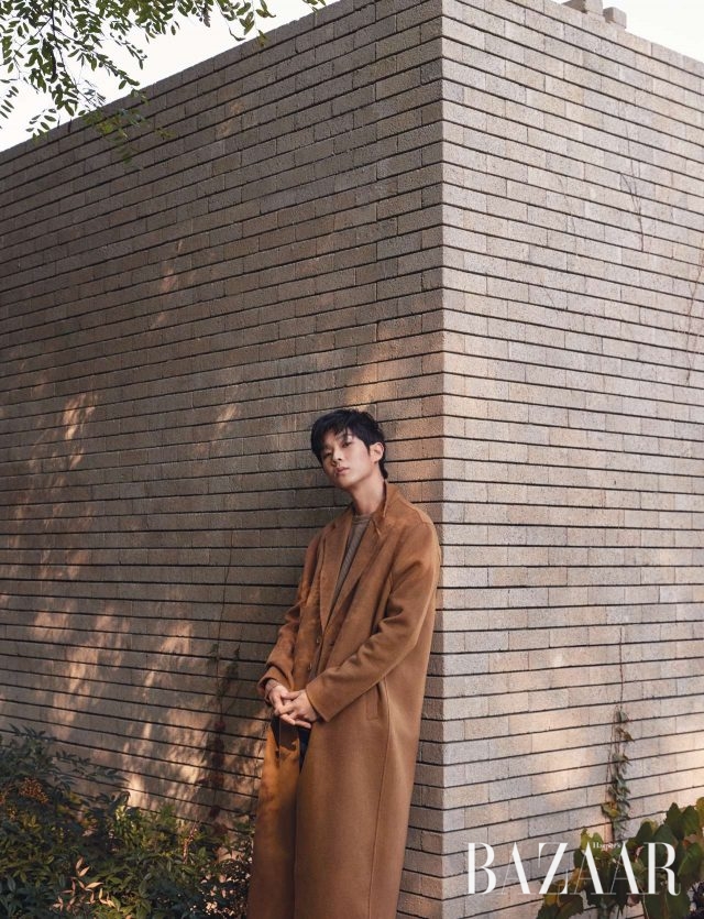 니트는 Livingconcept by 1LDK, 코트는 Chapter by Beaker 제품.