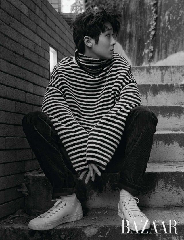 스트라이프 터틀넥 톱은 All Saints, 코듀로이 팬츠는 Norse Projects by Platform Place, 스니커즈는 Fred Perry 제품.