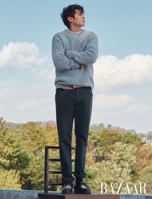 셔츠는 Livingconcept by 1LDK, 니트는 Norse Projects by Platform Place, 팬츠는 Circolo 1901 by Coevo , 어퍼 부분이 송치 소재인 슈즈는 Paraboot by Unipair 제품.