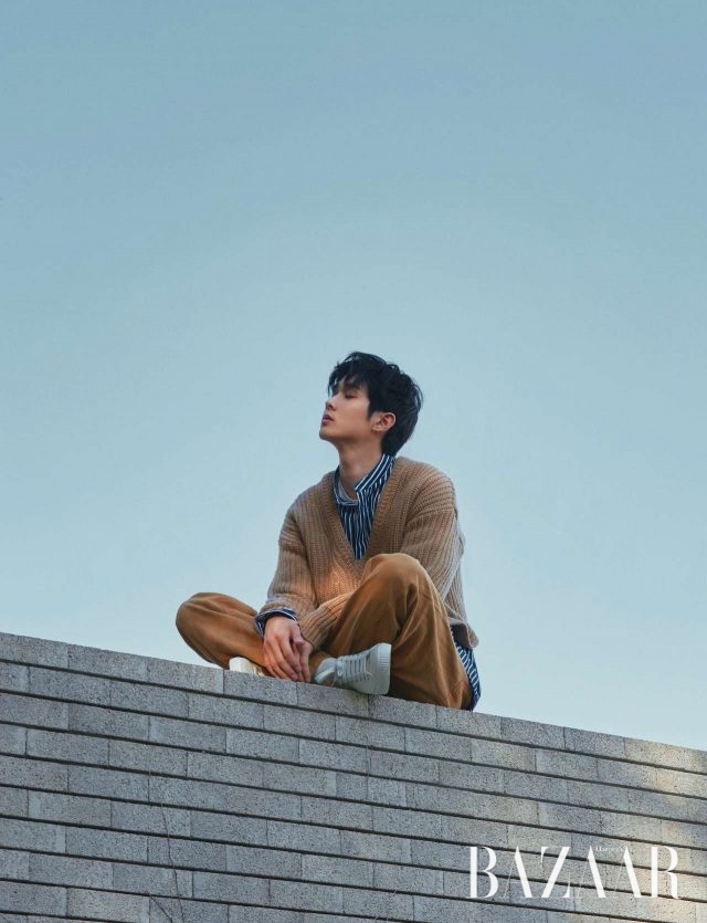 스트라이프 셔츠와 니트는 Louis Club, 팬츠는 YMC, 스니커즈는 Fred Perry 제품.