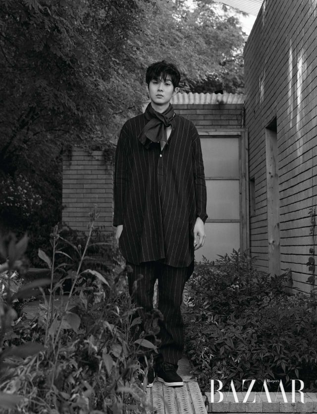 스트라이프 패턴의 롱 셔츠와 팬츠는 모두 The Nerdys by 1LDK, 스카프는 Blue Blue Japan, 스니커즈는 Clae by Platform 제품.