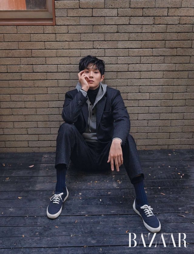 터틀넥 니트와 후드 장식 니트는 Polo Ralph Lauren, 재킷과 팬츠는 YMC, 스니커즈는 Fred Perry 제품.