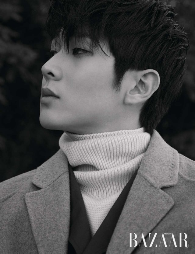 터틀넥 니트는 Beslow, 재킷은 8division, 코트는 Customellow 제품.