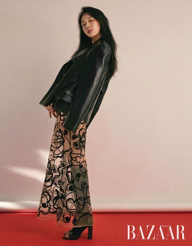 가죽 재킷과 원피스는 모두 Dew E Dew E, 부츠는 Longchamp 제품.