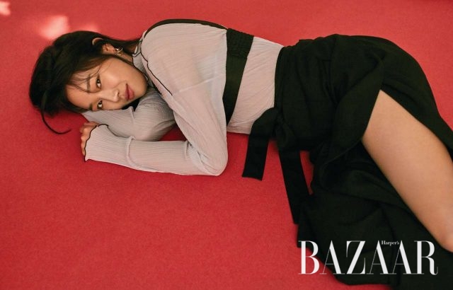 톱은 System, 브라 톱은 Wnderkammer, 팬츠는 Eudon Choi, 귀고리는 Pilgrim 제품.