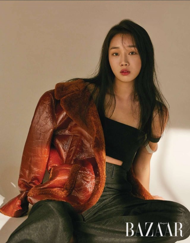 무톤 재킷은 Yves Salomon, 톱은 Recto, 팬츠는 Nohant 제품.