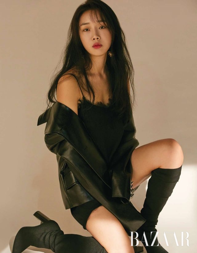 가죽 재킷은 Dew E Dew E, 슬립 원피스와 부츠는 모두 Zara, 귀고리는 H&M 제품.