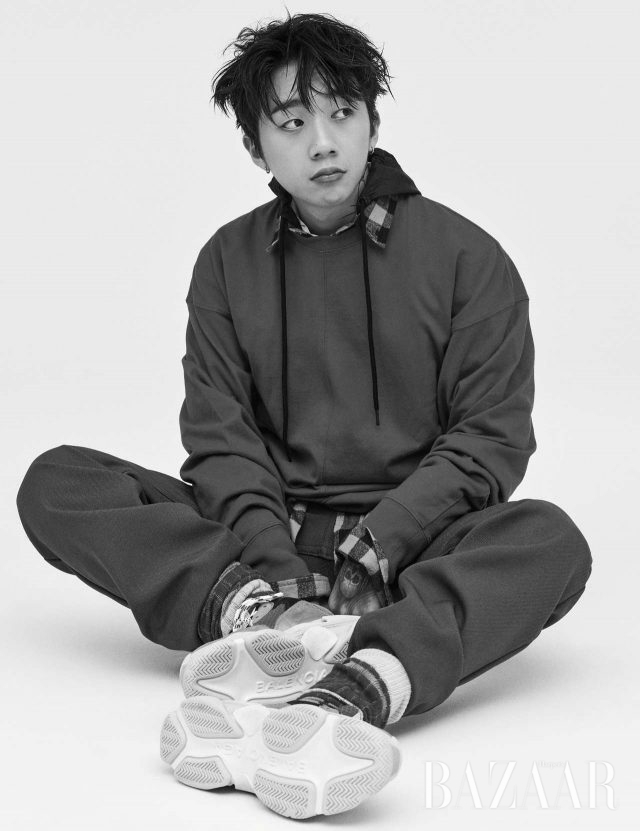 스웨트셔츠는 Aeca White, 체크 셔츠는 Palm Angels, 후드 아노락은 Umbro, 팬츠는 Prada, 양말은 Gucci, 스니커즈는 Balenciaga 제품.