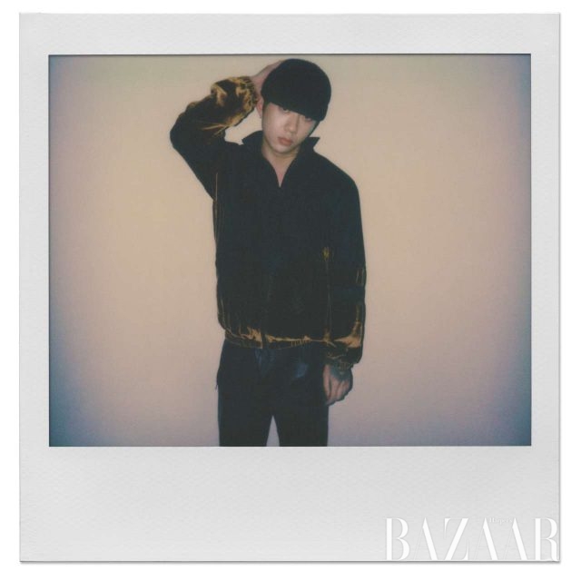 트랙 톱은 Astrid Andersen by Tom Greyhound, 팬츠는 Juun.J, 비니는 개인 소장품.