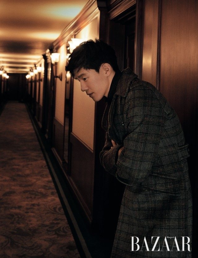 체크 패턴의 더블 울 코트, 실크 니트 톱, 코튼 팬츠는 모두 Bottega Veneta 제품.