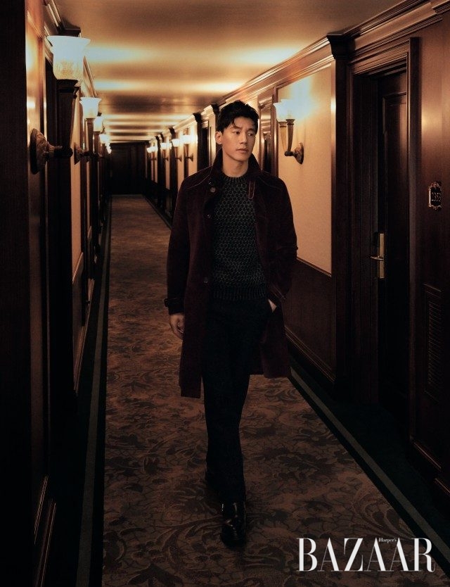 코듀로이 소재의 트렌치코트, 부츠컷 팬츠는 모두 Prada, 니트 톱은 Tod’s, 앵클부츠는 Hermès 제품.