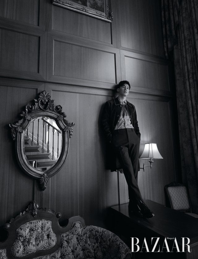 스웨이드 소재의 트렌치코트, 엠브로이더리 장식의 셔츠, 팬츠는 모두 Salvatore Ferragamo, 스웨이드 포인트의 레이스업 워커는 Christian Louboutin 제품.