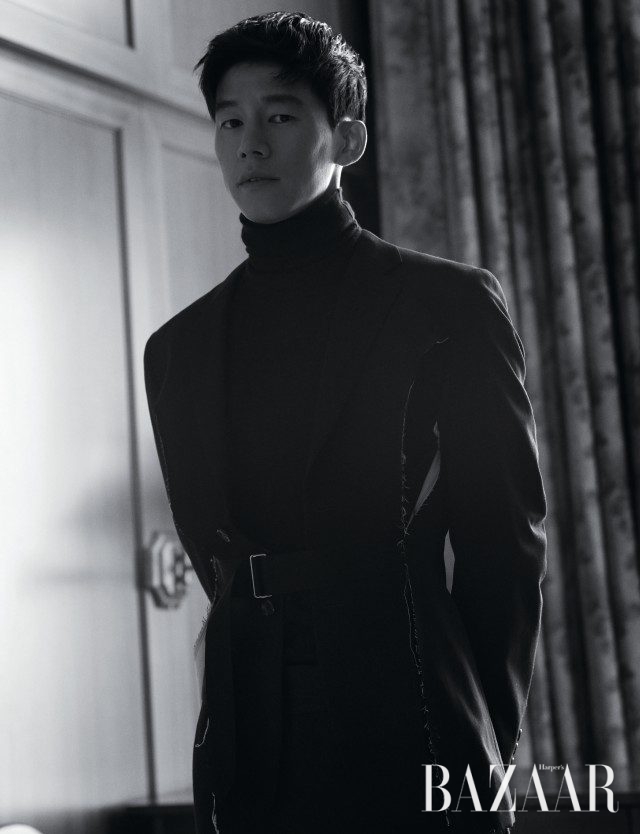 벨티드 디테일의 재킷은 Comme des Garçons Homme Plus, 터틀넥은 Hermès, 조거 팬츠는 Ermenegildo Zegna 제품.