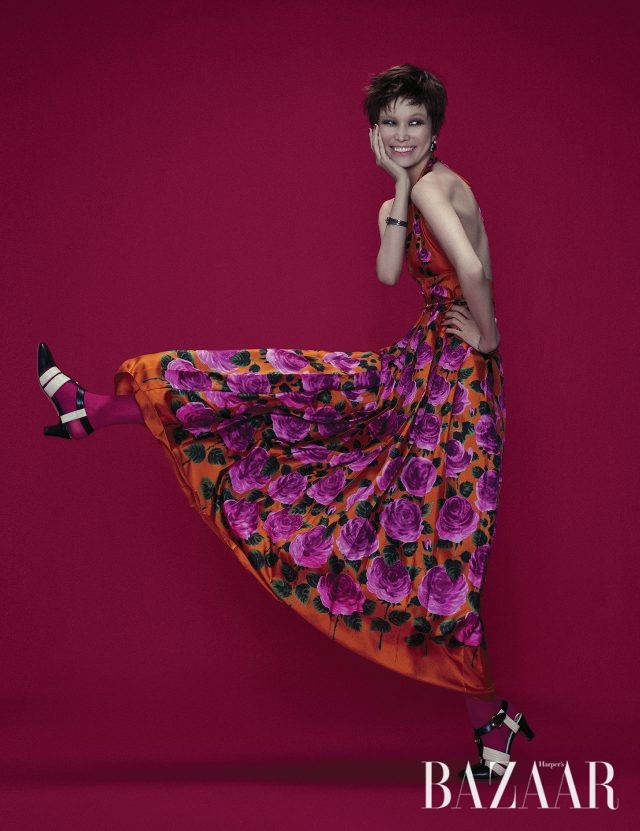 플라워 프린트의 홀터넥 드레스, 주얼 장식 귀고리, 스트랩 슈즈는 모두 Gucci, 뱅글은 모두 Bottega Veneta, 스타킹은 에디터 소장품.