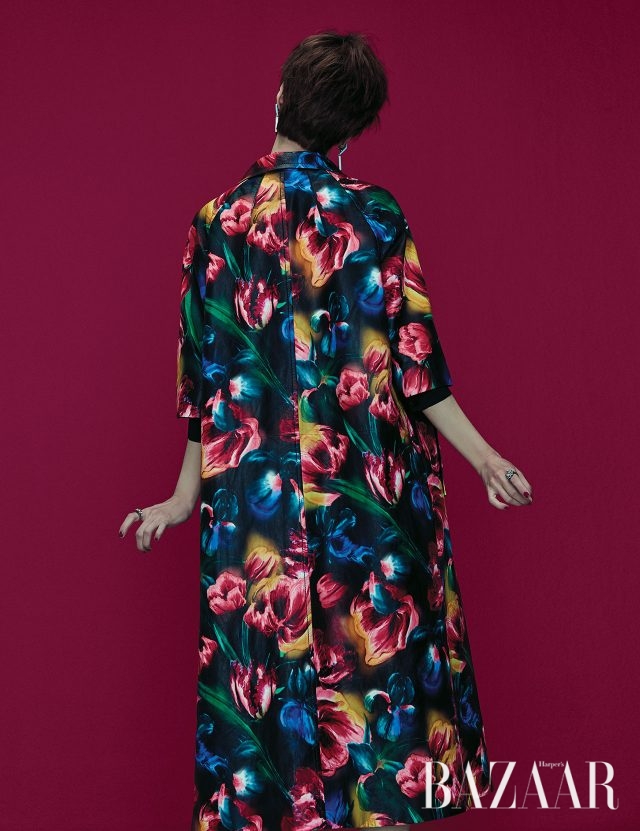 회화적인 플라워 패턴의 가죽 코트, 귀고리는 모두 Miu Miu, 양손에 낀 반지는 Bottega Veneta 제품.