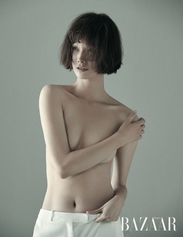 클래식한 팬츠는 Michael Kors Collection 제품.