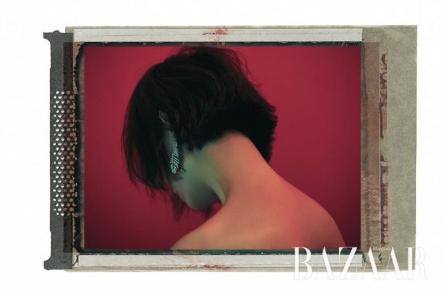 ‘플륌 드 펑’ 귀고리는 Boucheron 제품.