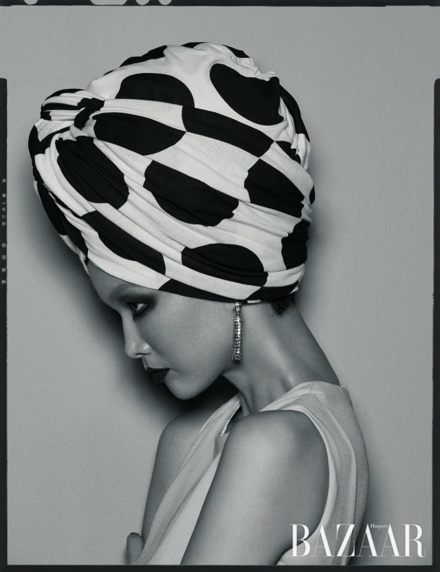 슬리브리스 드레스는 Escada, 태슬 모양의 ‘폼폰’ 귀고리는 9천만원대로 Boucheron 제품.