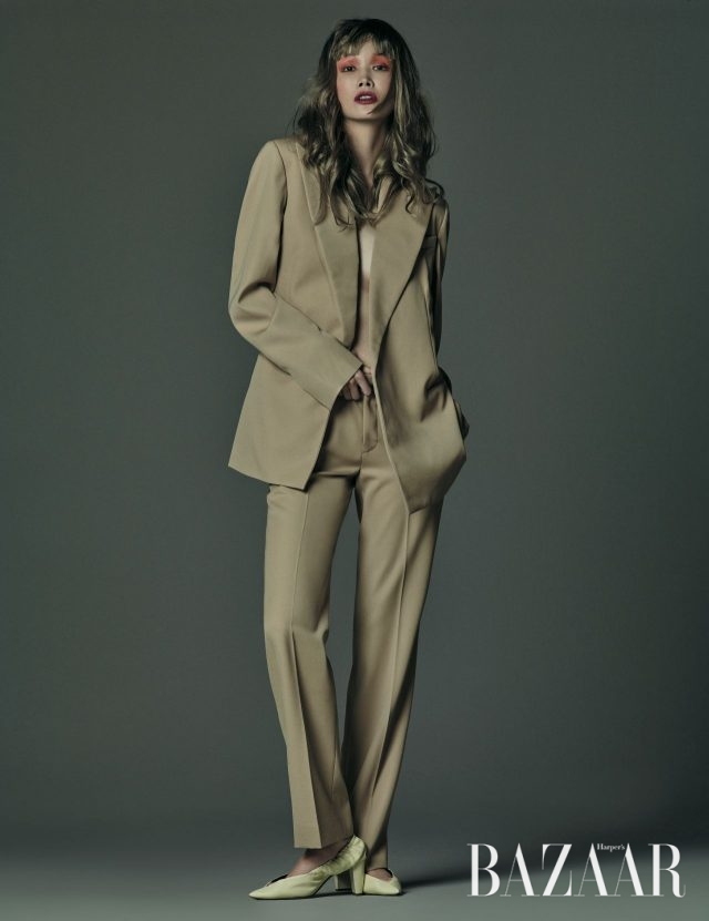 모던한 재킷, 팬츠, 개더 장식 슈즈는 모두 Céline 제품.