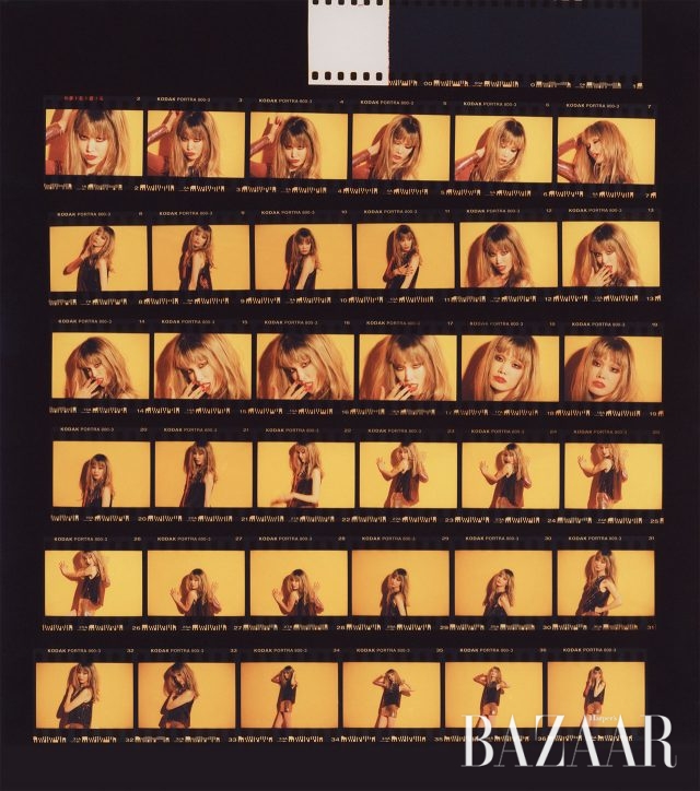 레트로 무드의 시퀸 드레스, 스타킹은 모두 Tom Ford 제품.