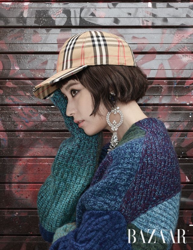블루와 그린의 조합이 멋스러운 오버사이즈 니트 카디건, 하우스의 심벌 패턴을 담은 볼캡, 드롭 귀고리는 모두 Burberry 제품