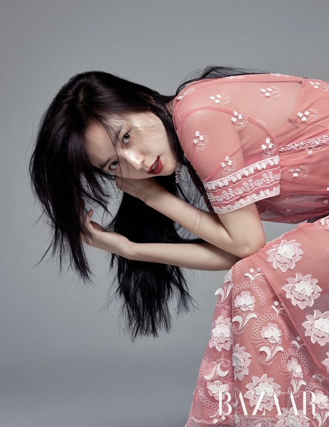 엠브로이더리 장식의 시스루 드레스, 오버사이즈 주얼 장식 드롭 귀고리는 모두 Burberry 제품.