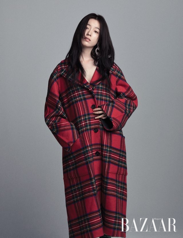 오버사이즈 타탄체크 코트, 화려한 주얼 장식의 드롭 귀고리는 모두 Burberry 제품.