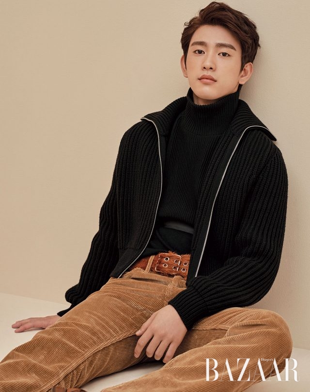 니트 집업 재킷은 Dior Homme, 이너로 입은 풀오버 베스트는 H&M, 이너에 레이어드한 니트 톱은 Man On The Boon, 코듀로이 팬츠와 퍼 디테일 벨트는 모두 Prada 제품.