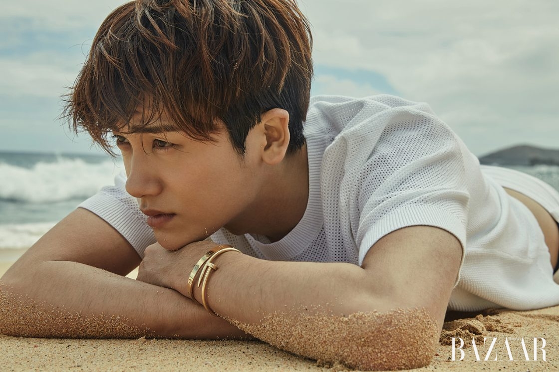 니트 톱은 Sandro, 데님 팬츠는 Club Monaco, 손목에 착용한 옐로 골드 ‘러브 브레이슬릿’, 못을 모티프로 한 대담한 디자인이 특징인 옐로 골드 ‘저스트 앵끌루 브레이슬릿’은 모두 Cartier제품.