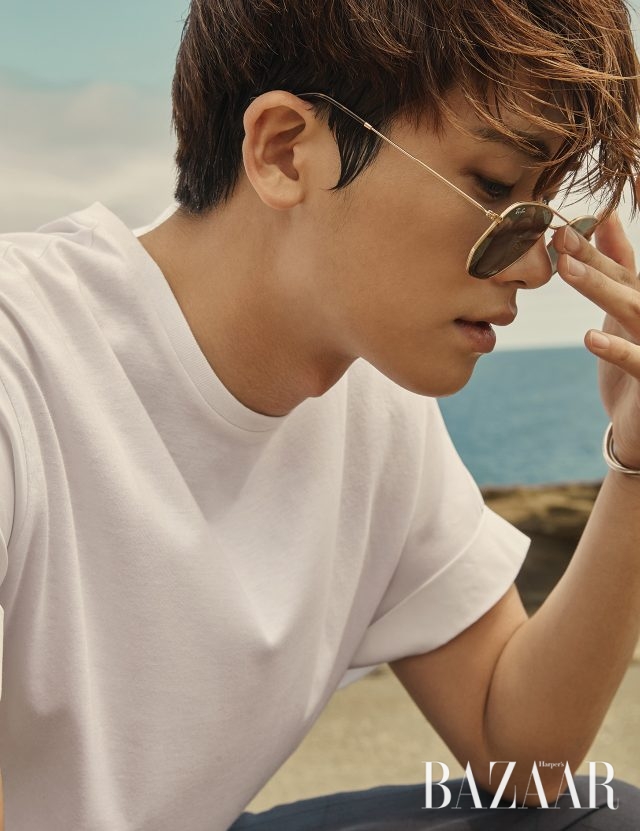 티셔츠는 Neil Barrett, 크롭트 팬츠는 Sacai, 육각형 골드 프레임의 선글라스는 Ray-Ban by Luxottica Korea, 손목에 착용한 화이트 골드 ‘저스트 앵끌루 브레이슬릿’, 화이트 골드 ‘에크루 드 까르띠에 브레이슬릿’은 모두 Cartier 제품.