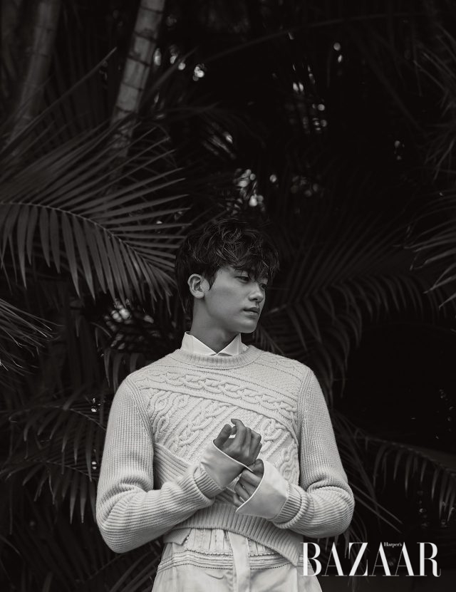 크롭트 니트 풀오버, 턱시도 셔츠, 팬츠, 슈즈는 모두 Burberry 제품.