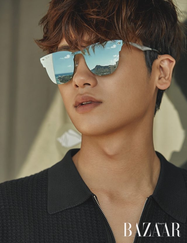 플랫 미러 렌즈의 선글라스는 Ray-Ban by Luxottica Korea, 니트 톱은 Sandro 제품.