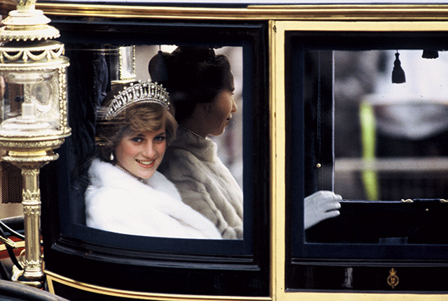 1981년 11월, 앤(Anne) 공주와 함께 국회 개막식에 가고 있는 다이애나