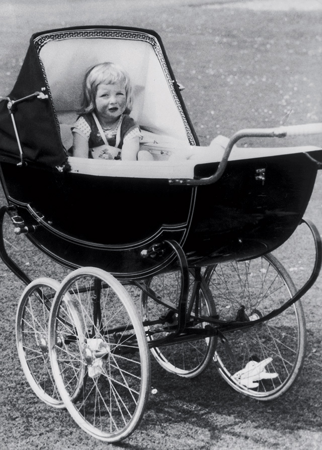 유모차에 타고 있는 어린 다이애나