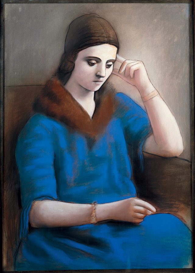 파블로 피카소, ‘생각하는 올가 (Olga Pensive)’ 1923년 겨울 파리, 광택 모조지에 파스텔과 크레용, 105×74cm©Succession Picasso, 2017Photo: ©RMN-Grand Palais (Musée national Picasso-Paris) / Mathieu Rabeau