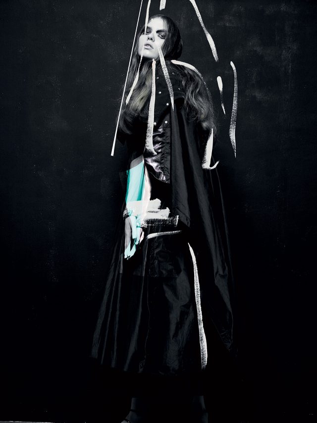 오버사이즈 실루엣의 드레스는 Kenzo, 소매와 네크리스에 주얼 스톤이 장식된 드레스는 Givenchy by Riccardo Tisci, 스터드가 가미된 견장 장식은 Comme des Garcons 제품.