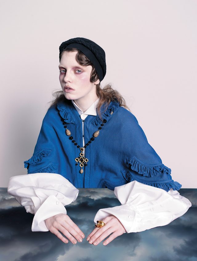 러플 디테일의 케이프, 벌룬 소매의 셔츠 드레스는 모두 Burberry, 꼬임 장식이 들어간 헤드밴드 70만원, 볼드한 반지는 58만원으로 모두 Louis Vuitton, 바로크 풍의 펜던트 목걸이는 Dolce & Gabbana 제품.