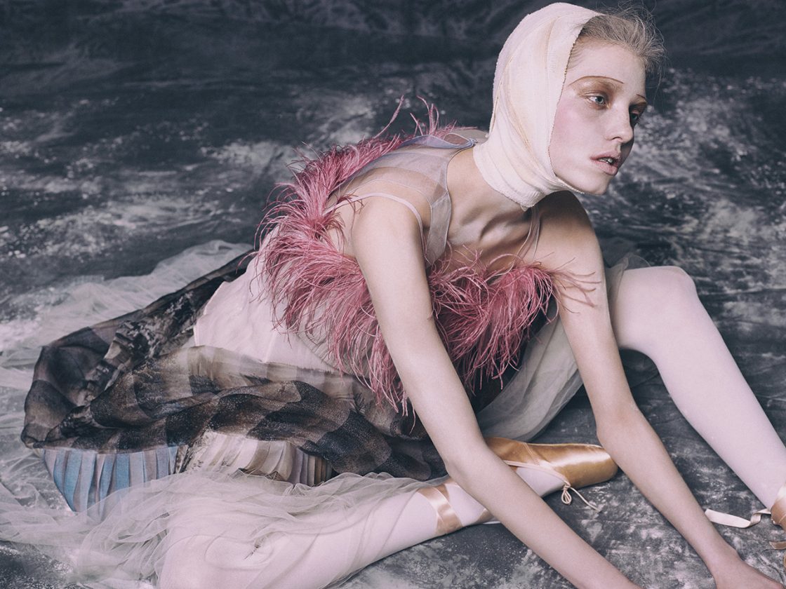 오간자 소재 드레스는 4백5만원으로 Fendi, 레이어드한 깃털 장식의 톱은 1백30만원으로 Prada, 튀튀 스커트는 24만5천원, 발레 토 슈즈는 14만원으로 모두 Lepetto 제품.