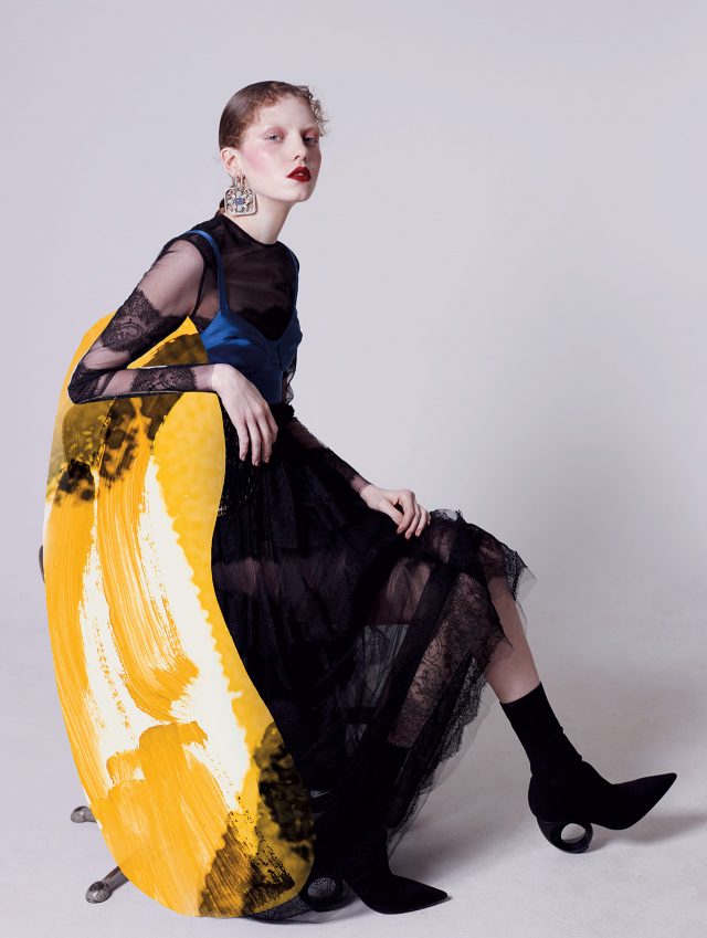 섬세한 레이스 디테일이 돋보이는 드레스는 Valentino, 새틴 소재 브라 톱은 La Perla, 오버사이즈 귀고리는 Chanel, 구조적인 굽의 삭스 슈즈는 Burberry 제품.