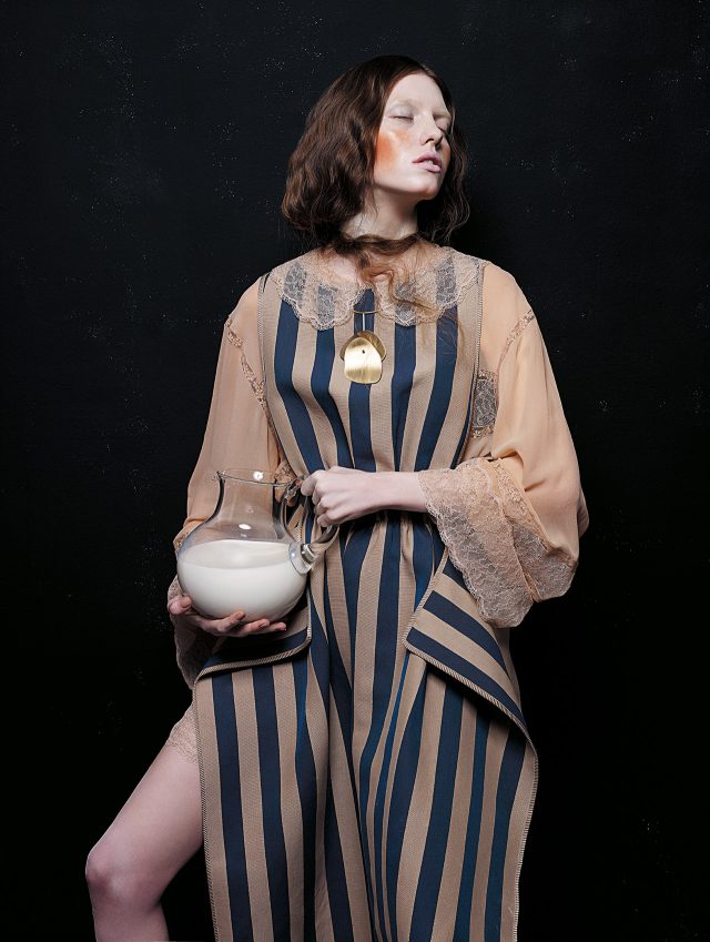 스트라이프 패턴의 드레스는 2백44만원으로 Fendi, 뉴트럴 컬러의 시폰 드레스는 Chanel, 구조적인 골드 목걸이는 7만9천원으로 Cos 제품.