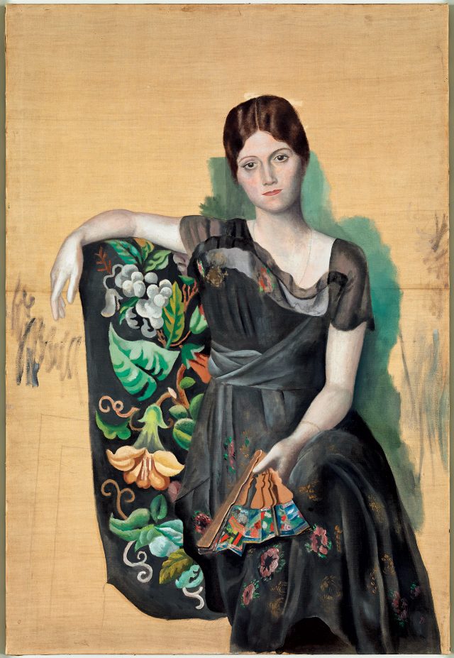 파블로 피카소, ‘안락의자에 앉아 있는 올가의 초상화(Portrait d’Olga Dans un Fauteuil)’ 1918년 봄, 몽트루쥬, 캔버스에 유채, 130×88.8cm©Succession Picasso, 2017Photo: ©RMN-Grand Palais (Musée national Picasso-Paris) / Mathieu Rabeau
