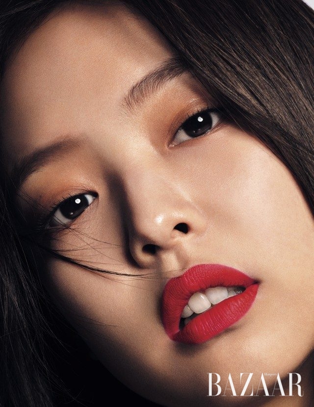 눈매는 ‘레 네프 옹브르 에디션 N°1–아프레스코’ 아이 팔레트의 매트한 밍크 브라운 컬러를 연하게 펴 발라 무디하게 연출했다. 입술은 ‘뿌드르 아 레브르’ 415 로쏘 파르테놉의 모이스처라이징 밤을 바른 뒤 강렬한 레드 컬러 피그먼트를 꽉 채워 발라 모던한 벨벳 립으로 완성했다. 모두 Chanel 제품.