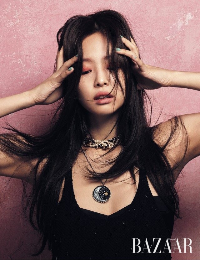 노을빛에 물든 산의 전망에서 영감받은 블러셔 ‘쥬 꽁뜨라스뜨’ 430 포시아 로사를 눈매에 펴 발라 신비로운 분위기를 한껏 살렸다. 입술은 은은한 피치 핑크 컬러인 ‘루쥬 알뤼르 잉크’ 166 에떼레아로 매트하게 마무리. 네일은 사랑스러운 민트 그린 컬러인 ‘르 베르니’ 590 베르데 파스텔로를 바르고, 새끼손가락에는 블록을 나눠 핑크빛 솜사탕을 연상시키는 ‘르 베르니’ 588 누볼라 로사 파스텔 컬러로 위트를 더했다. 모두 Chanel 제품. 블랙 드레스, 목걸이는 모두 Chanel, 브라 톱은 스타일리스트 소장품.