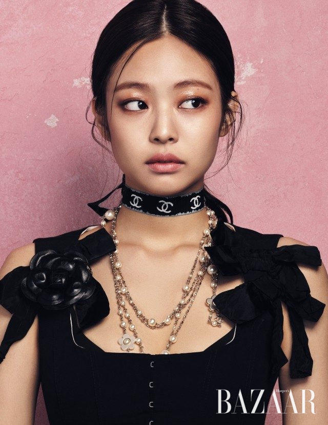‘레 네프 옹브르 에디션 N°1–아프레스코’의 톤다운된 브라운 컬러를 이용해 깊이 있는 스모키 아이를 완성한 뒤, 피치 캐러멜 컬러의 ‘루쥬 코코 글로스’ 788 파르테놉을 덧발라 시어한 반짝임을 더했다. 입술은 ‘루쥬 알뤼르 벨벳’ 65 라리스토크라티카의 벨벳 질감으로 마무리하고, ‘쥬 꽁뜨라스뜨’ 430 포시아 로사를 관자놀이에서 사선으로 부드럽게 터치했다. 모두 Chanel 제품.