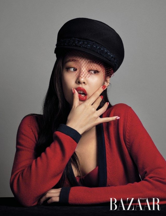 카디건, 마린 캡은 모두 Chanel, 브라 톱은 La Perla 제품.