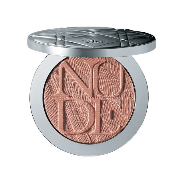 Dior 디올스킨 누드 에어 루미나이저 글로우 어딕트, 001 할로 핑크 각도에 따라 반짝반짝 빛나는 핑크 펄 파우더가 독보적인 반짝임을 얹어준다. 8만4천원대.