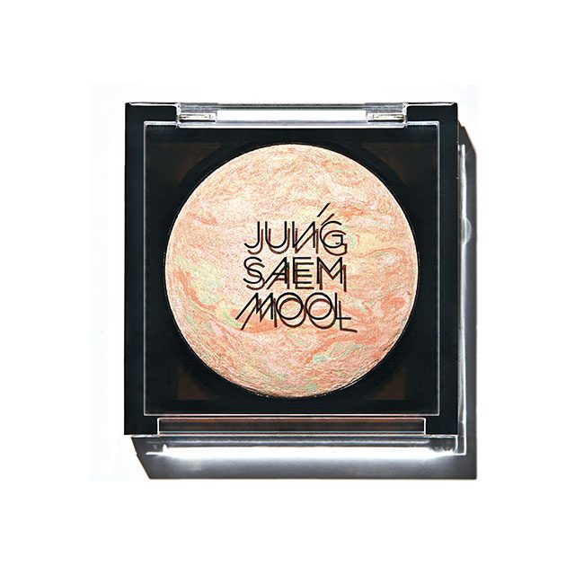Jungsaemmool 아티스트 글로우 터치, 웜 은은한 골드빛 파우더로 자연스럽게 빛나는 베어 스킨을 연출할 수 있다. 가격 미정.